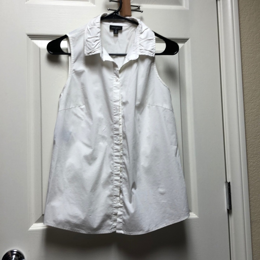 Sleeveless shirt